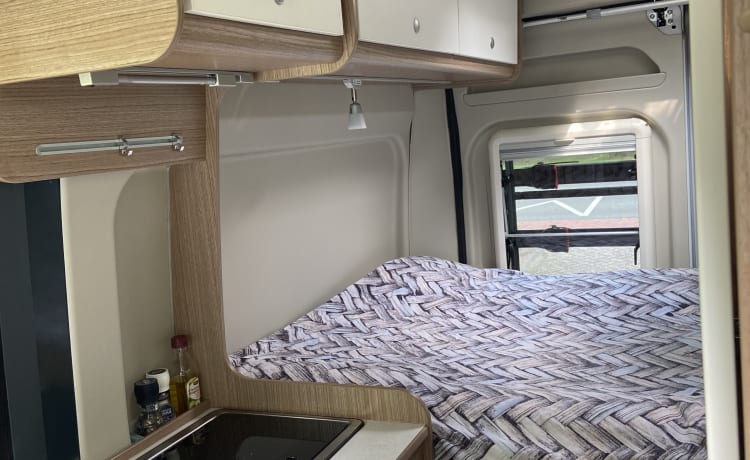 De camperbus  – New, luxurious, fully equipped camper with solar panel