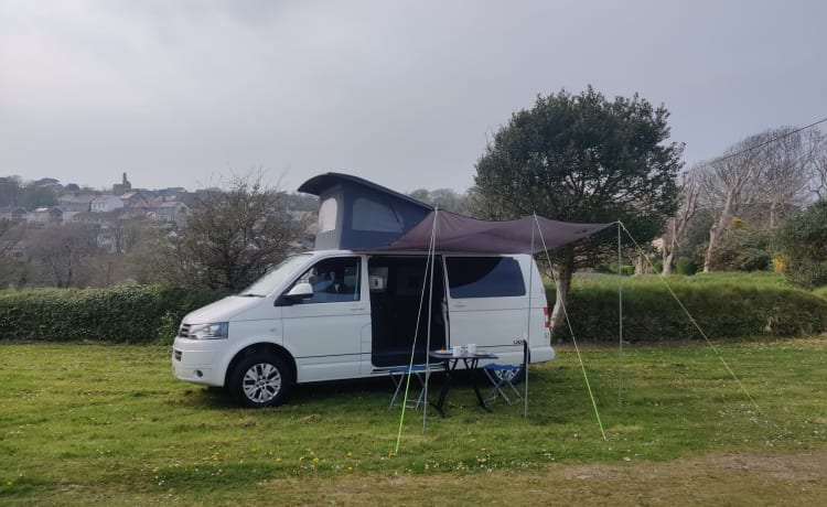 Pearl – VW T5.1 Aufstellcamper mit 2-4 Schlafplätzen und Markise