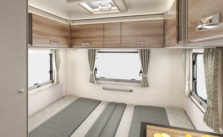 Swift 486 – Camper Swift 486, camper da 6 posti letto con portabiciclette