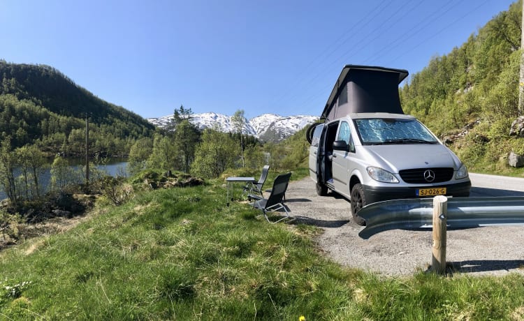 #ExplorerBuzzs – 4p Mercedes-Benz campervan from 2009