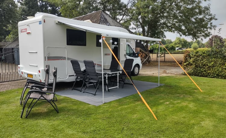 4 pers. challenger. Camping-car spacieux, moderne et luxueux avec AIRCO et 2x TV.