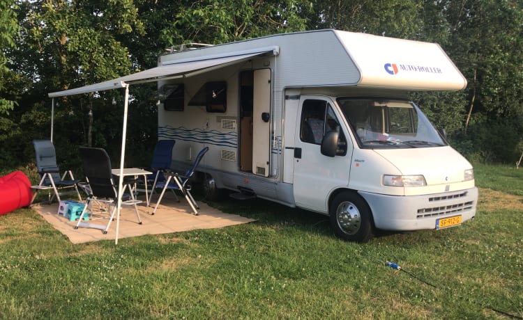 Claes – Claes: 4p spacious Alcove camper from 2000