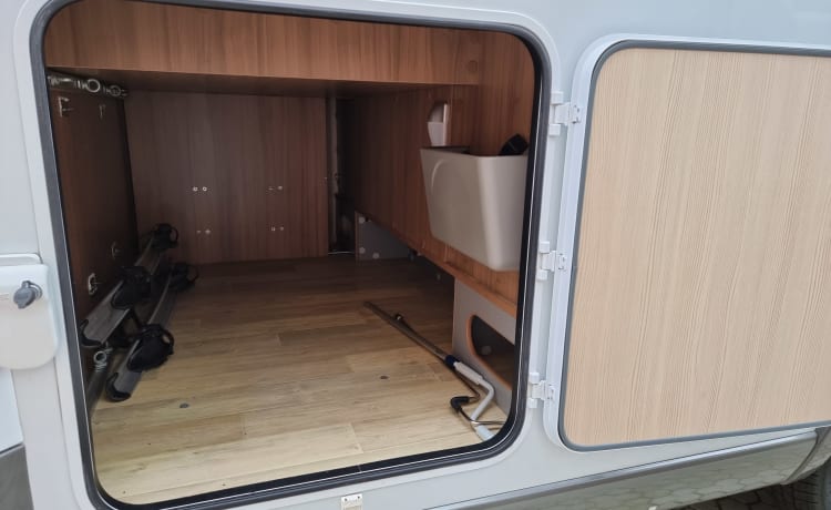 Fully equipped neat Pilote camper semi-integrated