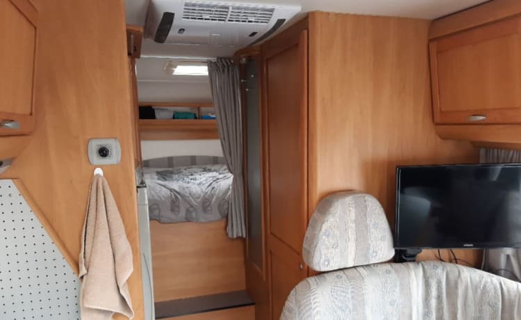 Campervriend – Fijne grote Camper met airco's, grote luifel en veel bergruimte.