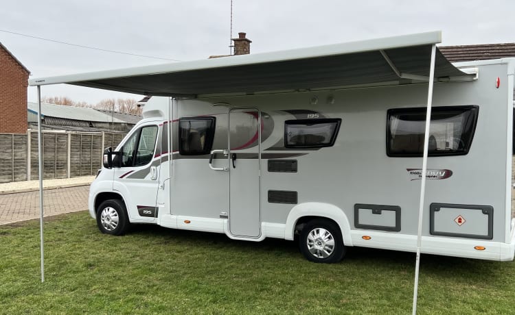 Eddie – Luxury 4 berth motorhome includes insurance and breakdown