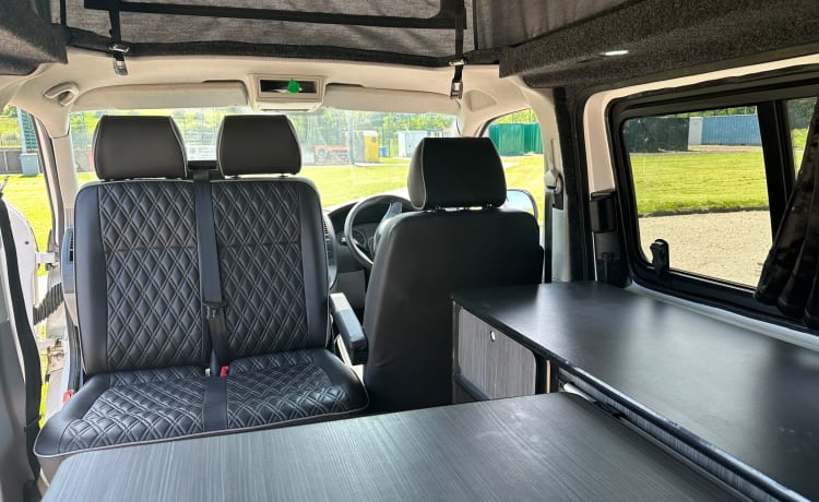 Ron – Mantieni la classe in "Ron", il camper a 4 cuccette VW