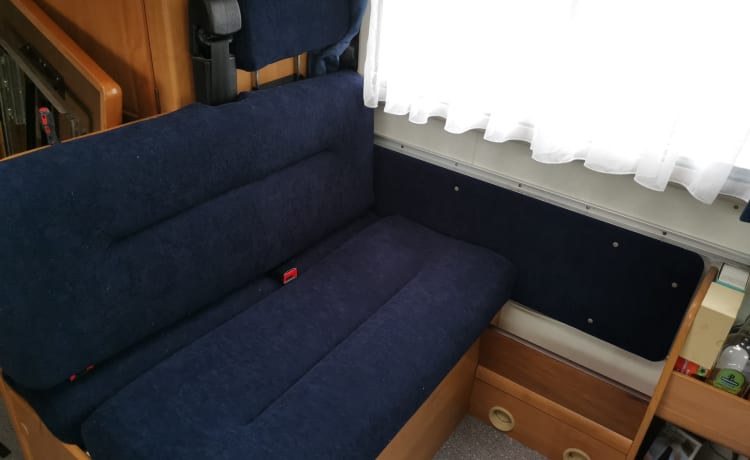 B574 met dubbele bodem  – 4p Top Hymer with good French beds