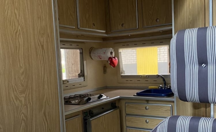 Robert 💕 – Cozy camper for 4 people. with engine block from 2014!