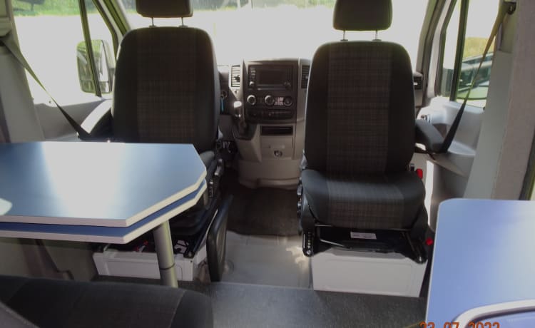 Mercedes Benz Sprinter 4 places bus camping-car automatique.