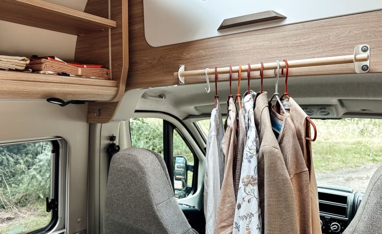 CLAY & GRACE - home away from home – Camper bus Knaus per 2 persone del 2019 - con design speciale