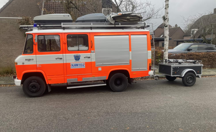 Henk – Nostalgische originele brandweerwagen voor 6 personen (C1)