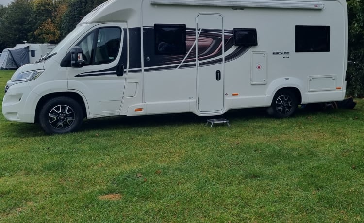 Jemima – 6-persoons Swift Escape 674 camper uit 2021