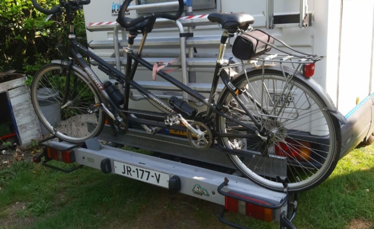 Space Ship Atlantis met Rijbewijs B 😃 – Geräumiges Wohnmobil mit bis zu 9 Schlafplätzen + Motor- / Fahrradträger