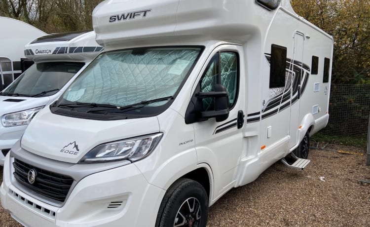 Eddie – Gloednieuwe Swift 486 luxe familiecamper