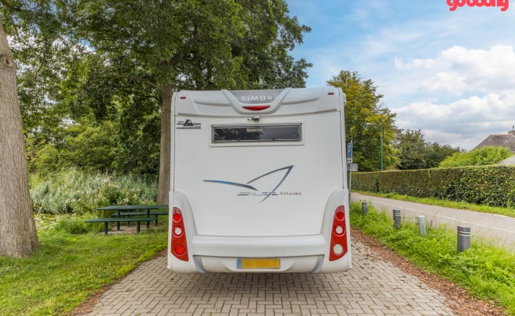 Schöner halbintegrierter Fiat-Camper für 5 Pence