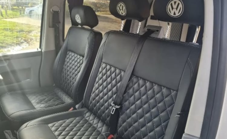 Daisy – Volkswagen T5 (05) 4 couchages