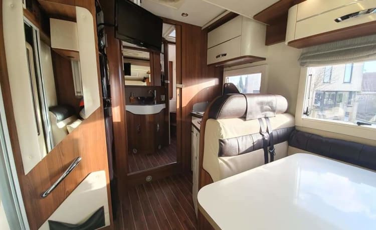 Start your freedom – Spacious MC Louis Sovereign 80 Semi-Integral