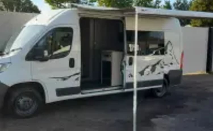 Pip Squeak –  2/3 birth citroen Relay, Awning, toilet shower