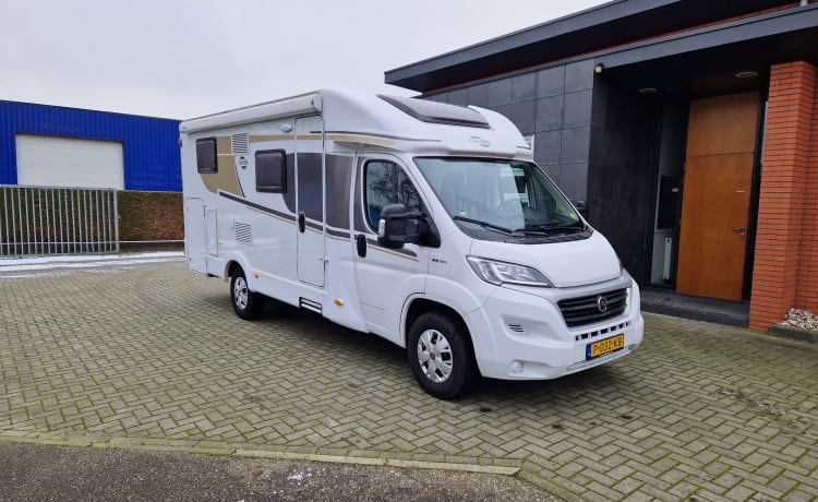 Campercomfort Luxury and New Camper Carado T337 (1)