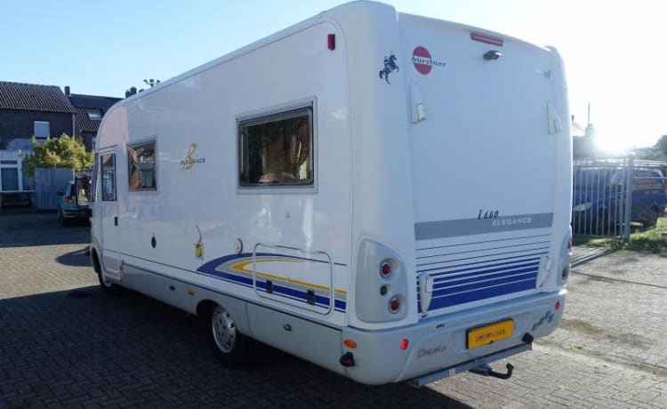 Onze ruime en lichte 4 p Bürstner integraal camper