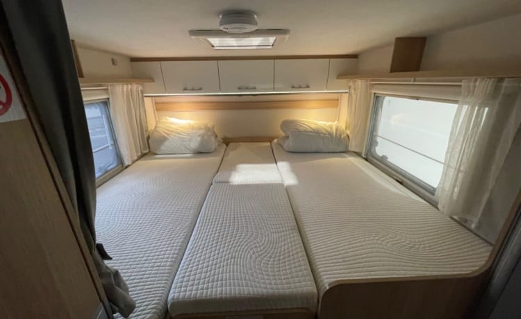 Ernie – Sunlight T68 mit 4 Schlafplätzen und Schlafzimmer am Ende