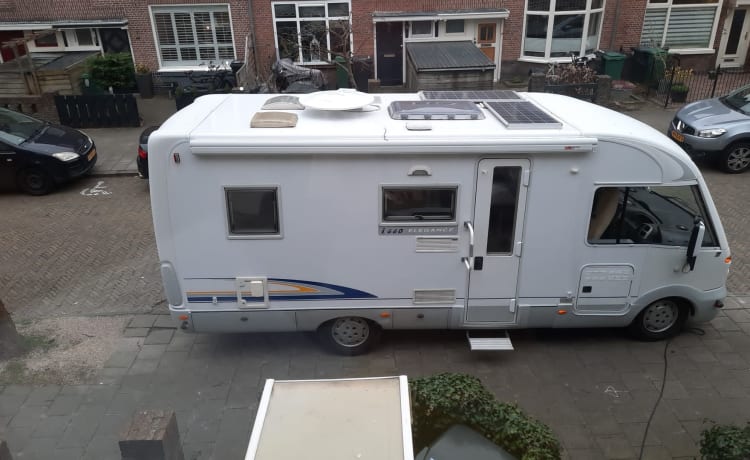 Onze ruime en lichte 4 p Bürstner integraal camper