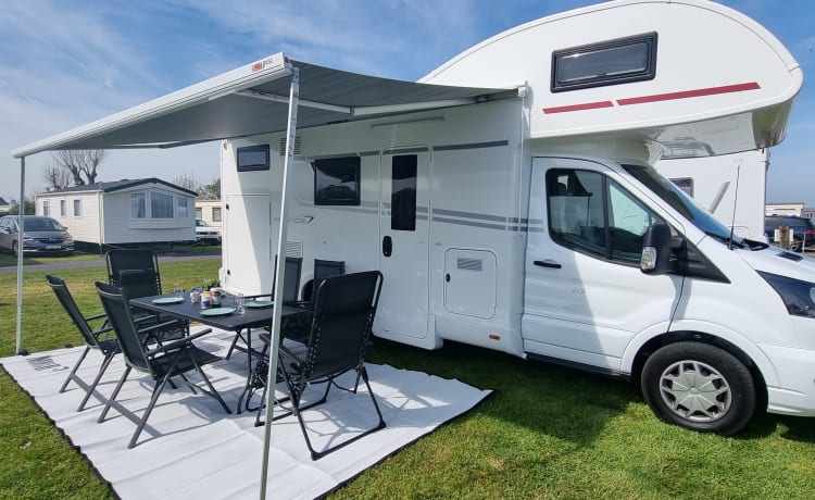 Camping-car moderne tout équipé avec alcôve :-)