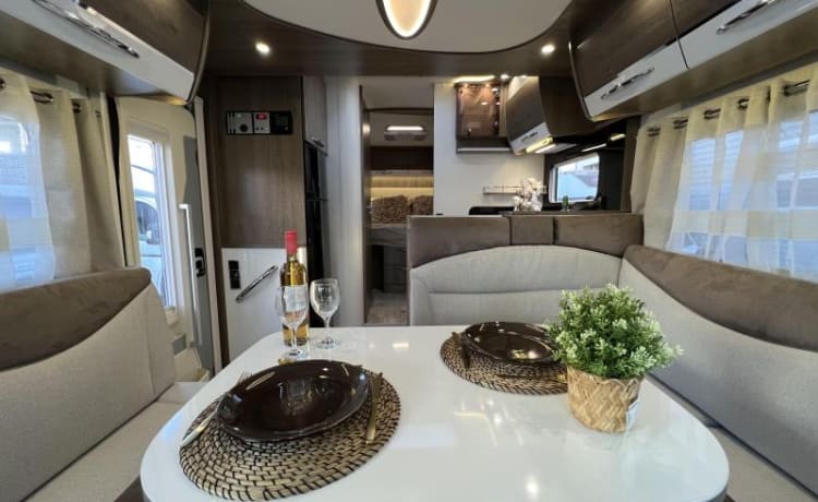 LUXE Ruime 4-Persoons Camper☀️(met airco, tv en complete inventaris)