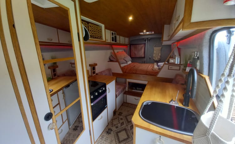 Oakie – Ruime en mooie unieke camper met 3 slaapplaatsen