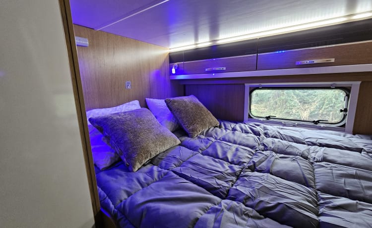 6-person luxury, spacious, neat Alcove family camper Rimor from 2017