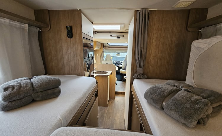 Carado T448 (bj 2022) – Automaat - Volledig uitgerust - Zeer luxe camper lengtebedden - Modern