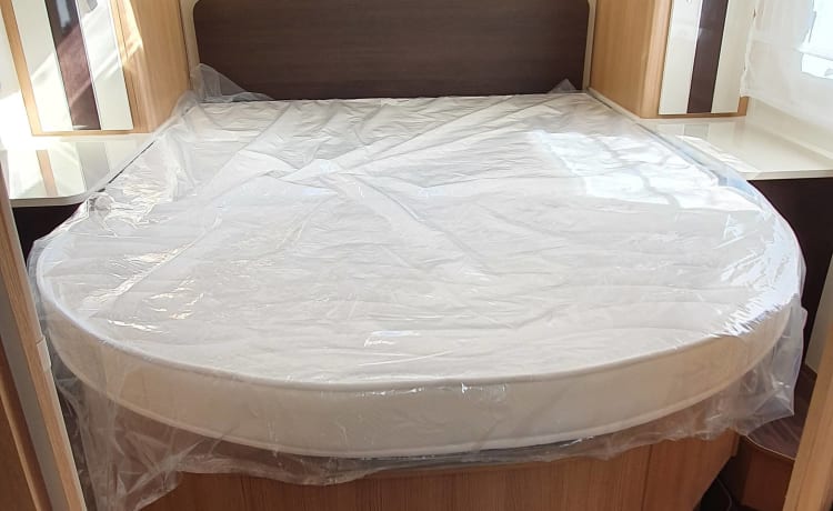 McLouis MC4 – Luxuriöser und brandneuer (2022) 4p McLouis Teilintegrierter mit Queensize-Bett