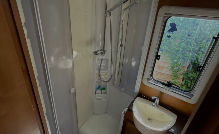 Luxe camper met 4 slaapplaatsen.