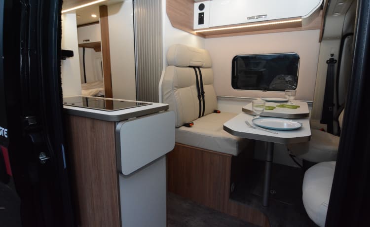 Black Beauty – Luxury Pilote bus camper for 2 persons