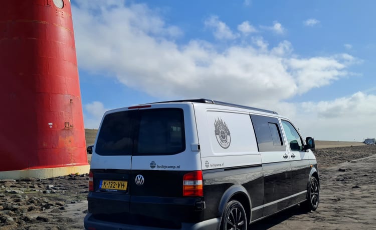 Luckycamp  – Stoere lange Volkswagen T5 camper met zijde hefdak