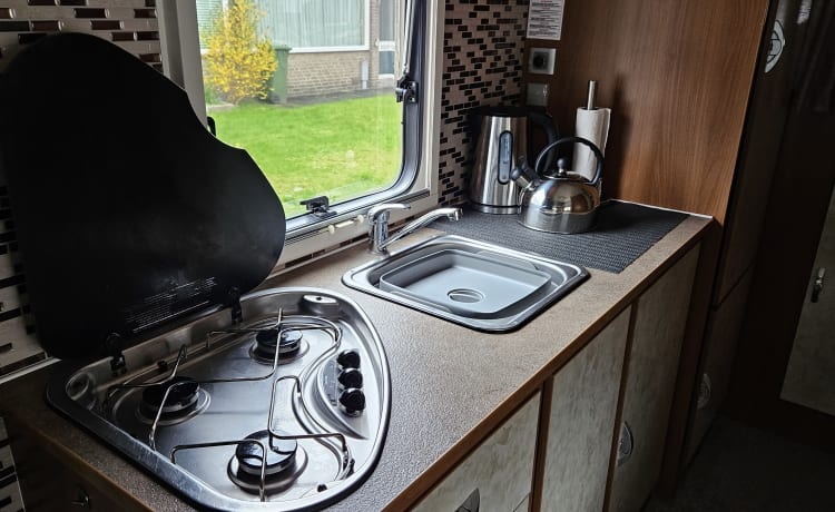 Chique gezins camper met mooie inboedel – Chique 6p Renault alcove in nieuwstaat uit 2015