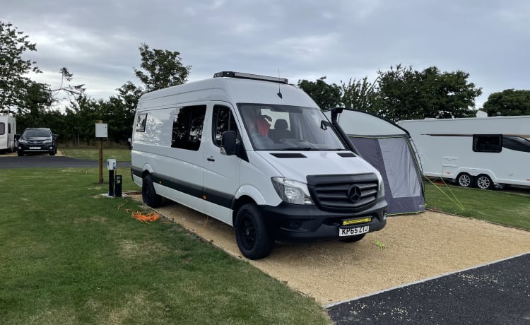 Beryl – 3 berth Mercedes-Benz bus from 2015