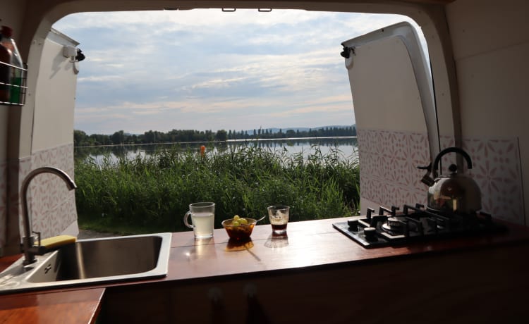 Jeanne – Off grid self-build camper van