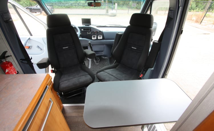 Nette 2 pers. Mercedes Sprinter met XL vastbed en sterke 120 PK 5-cilinder