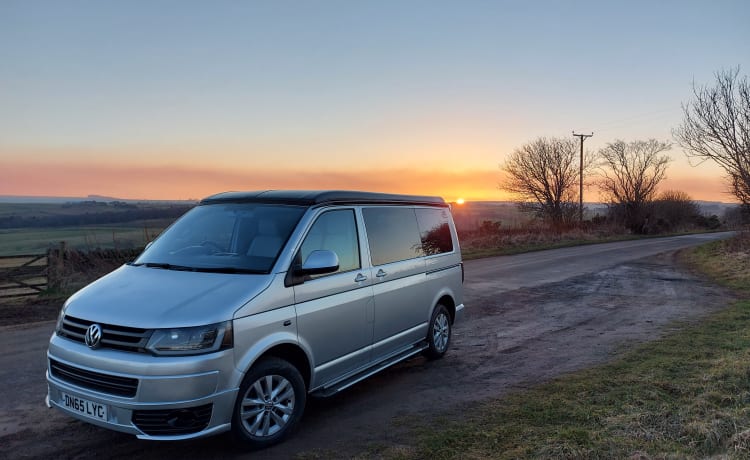 Clarence – Volledig verzekerde camper met 4 slaapplaatsen om Groot-Brittannië en Europa te verkennen en ervan te genieten