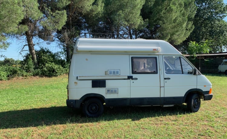 VangelaCampervan – Camping-car automatique Renault Trafic - 2 couchages à  partir de 74,00 £ par jour Goboony