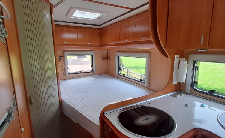 Spacious two-person Hobby camper with a spacious French bed