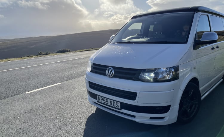 Flo! – Flo is onze leuke en comfortabele Volkswagen Transporter 5.1 camper met 4 slaapplaatsen 