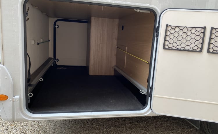 Camping-car semi-intégral de luxe moderne 4 personnes