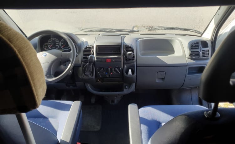 6-seater overcab McLouis Lagan 411