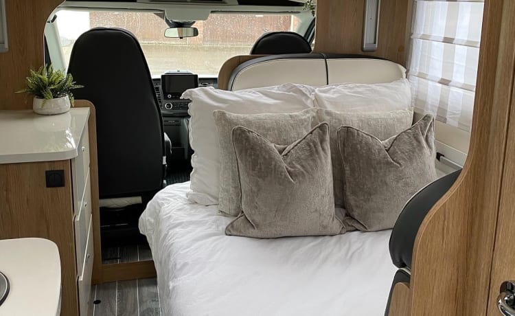 Auto Roller 747 – Nuovo di zecca 2023 - Motorhome Roller Team di lusso con 6 posti letto