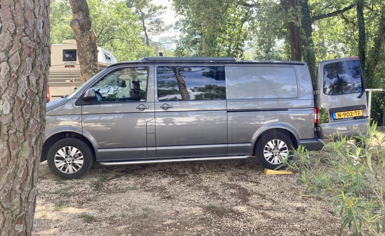 2p Volkswagen campervan uit 2014 met groot vast bed