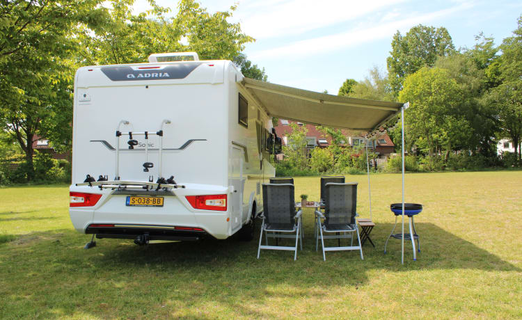 Camping-car familial confortable Adria Sonic Plus avec climatisation, porte-vélos, barre de remorquage