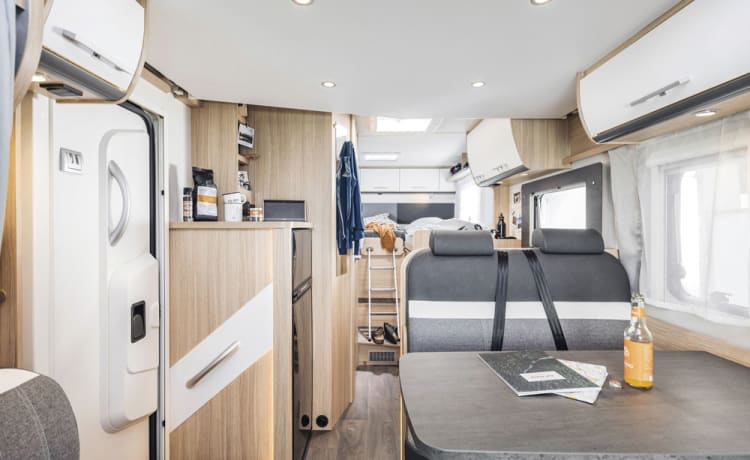 Camper: Aut. Nieuw, Luxe & 6.96 mtr. voor 2, 3 of 4 personen