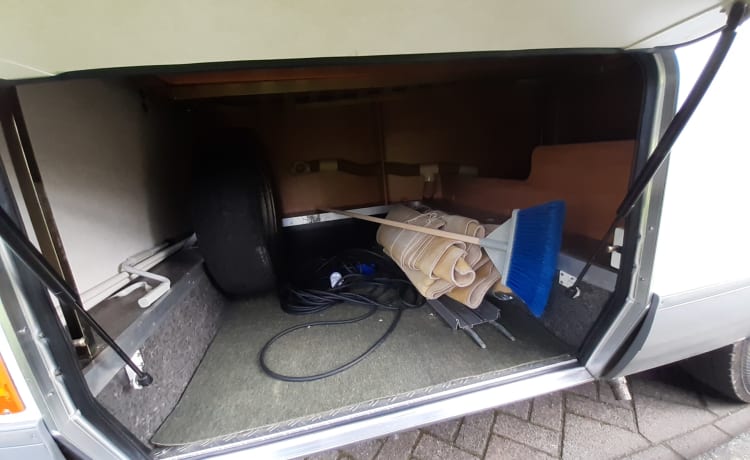 B654 – Hymer met e step en SUB board